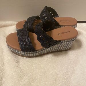 Baretraps Women's 7.5 Skylar Slip-Resistant Platform Wedge Sandal